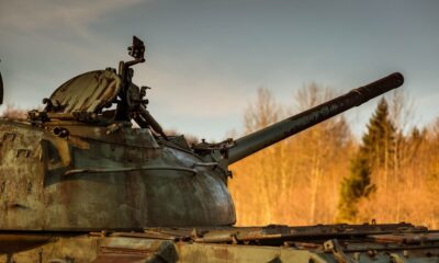 Military tank symbolizing concerns over artificial intelligence in nuclear weapons decision-making and autonomous warfare.