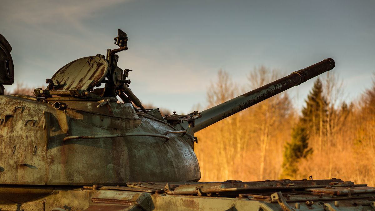 Military tank symbolizing concerns over artificial intelligence in nuclear weapons decision-making and autonomous warfare.