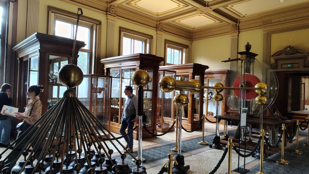 The large electrostatic generator built by John Cuthbertson for Teylers Museum