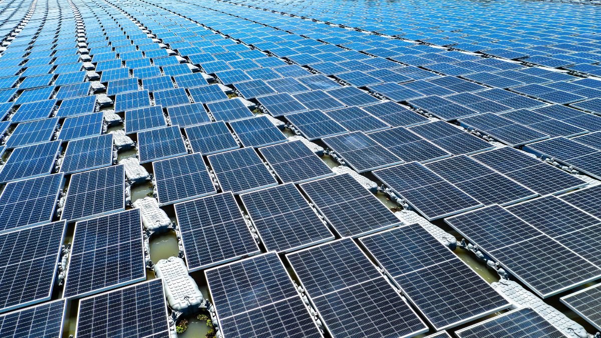 Floating solar panels illustrating the Pradhan Mantri Surya Sarovar Yojana’s push for renewable energy on water bodies