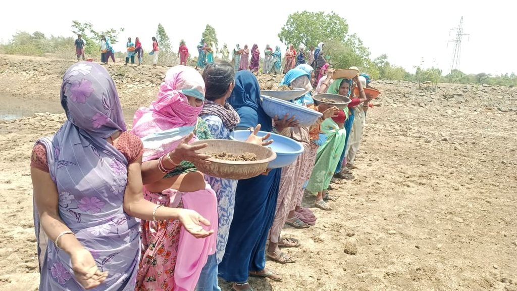 Photo5 Women carrying silt pans