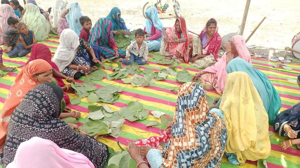 Photo6 Women making leaf plates