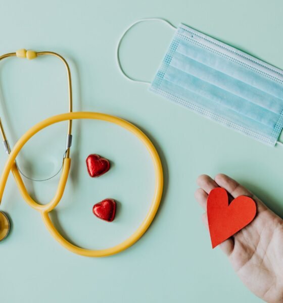 Stethoscope, medical mask and red heart symbolising the links between public health and climate action.