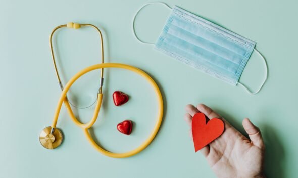 Stethoscope, medical mask and red heart symbolising the links between public health and climate action.