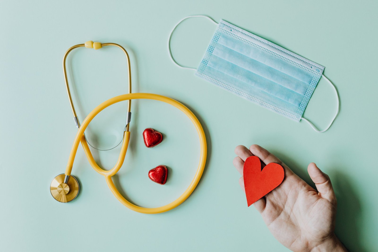 Stethoscope, medical mask and red heart symbolising the links between public health and climate action.